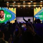 Neymar não treina em apresentação e preocupa a duas semanas da Copa