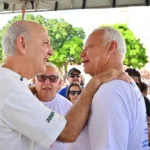 Arruda e Zé Humberto conversam amistosamente na Caminhada da Paz no Gama