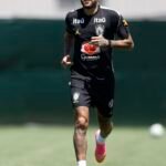 Neymar vai a campo pela primeira vez em treino da seleção brasileira